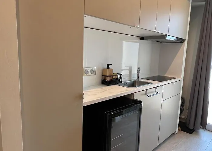 Piscine Partagee Parking Securise